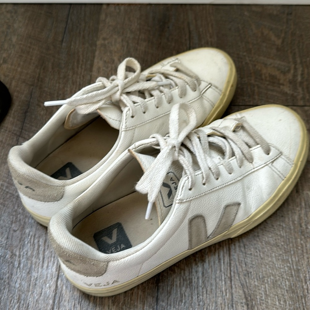 Vejas Sneakers - Size 8
